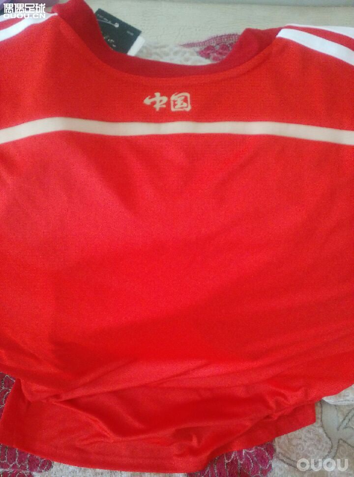 请大家鉴定一下国足球衣呀,阿迪达斯的。老款球衣一件。