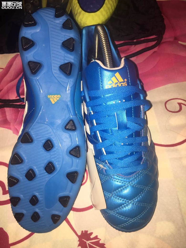 手里剩下的鞋子