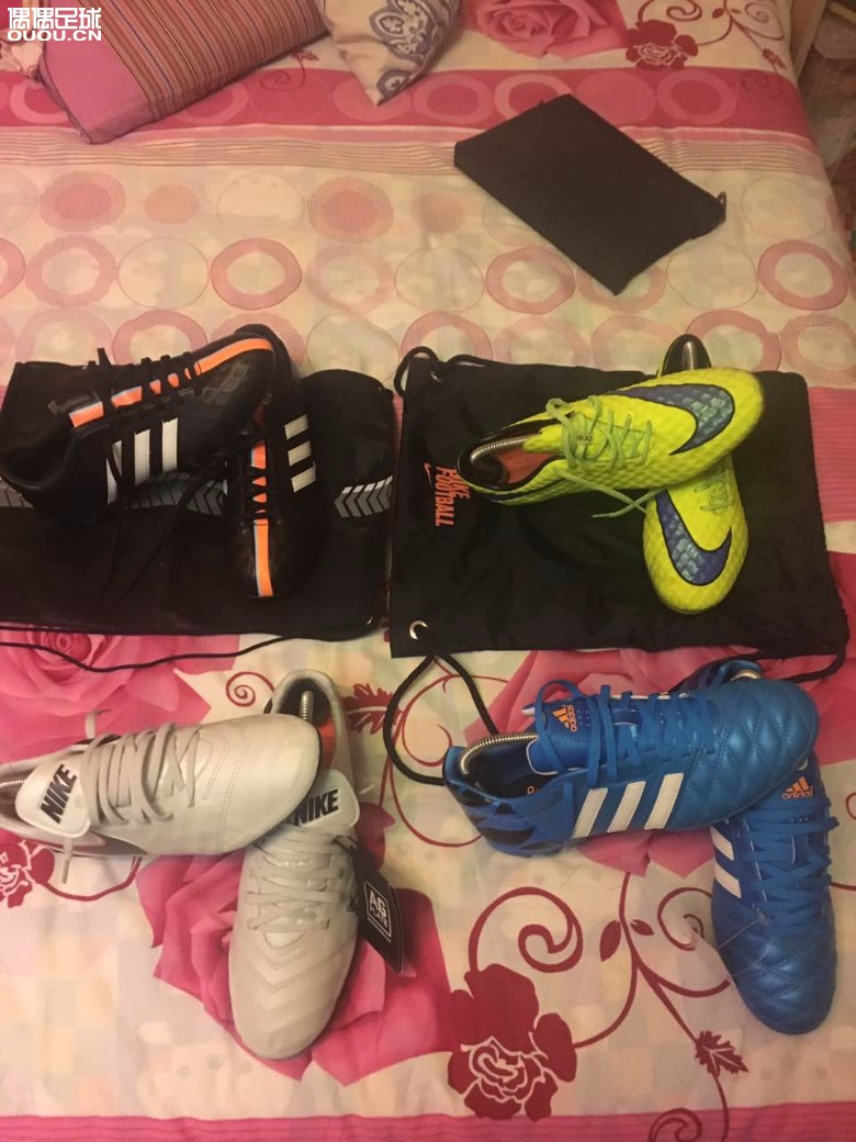 手里剩下的鞋子