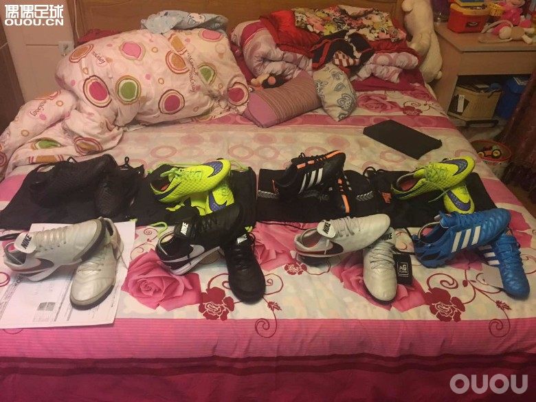 手里剩下的鞋子