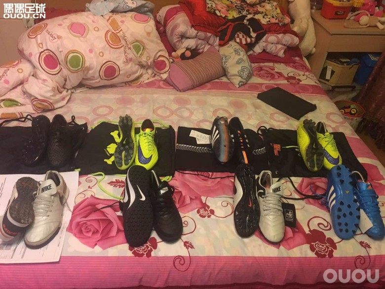 手里剩下的鞋子