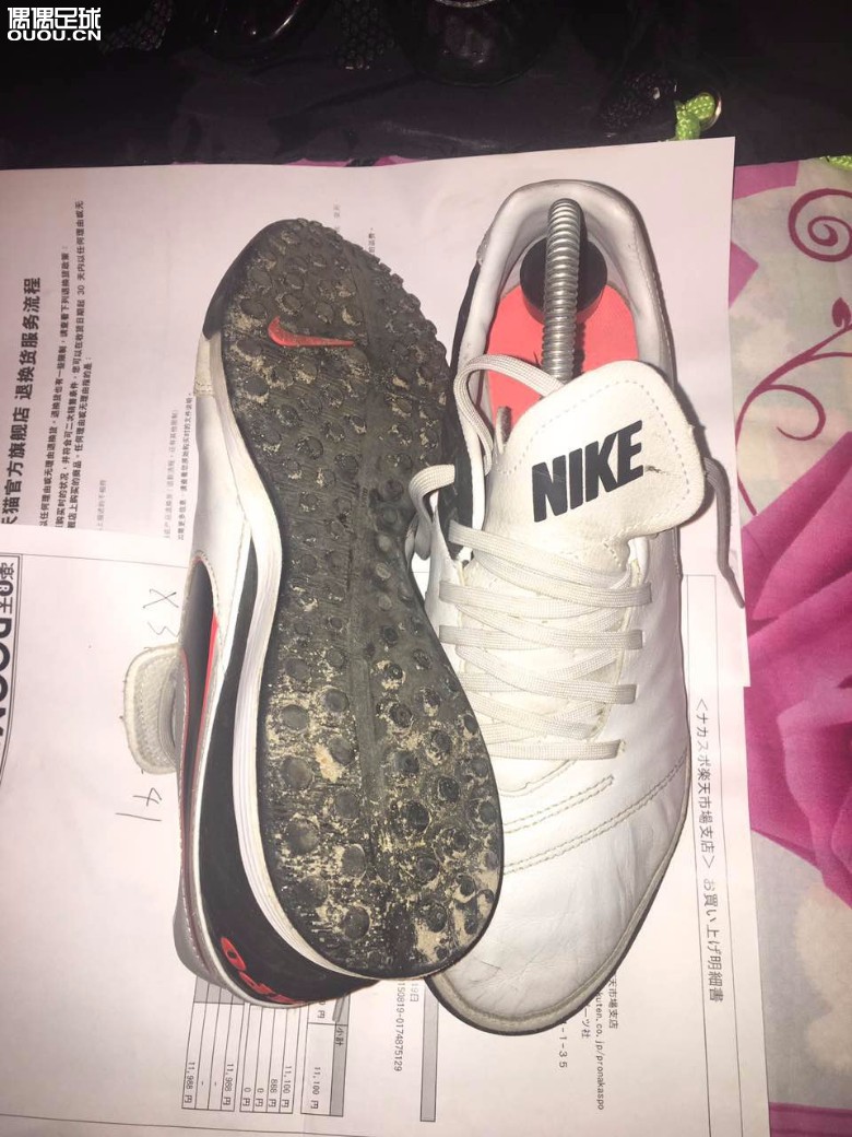 手里剩下的鞋子