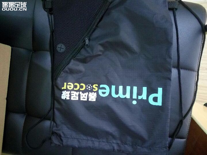 一直很喜欢NB的球鞋,最近在淘宝上看到一家名字叫暴风足球的。