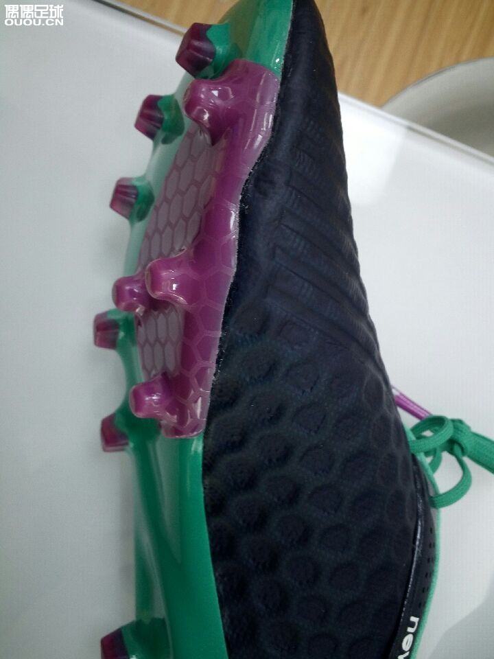 一直很喜欢NB的球鞋,最近在淘宝上看到一家名字叫暴风足球的。