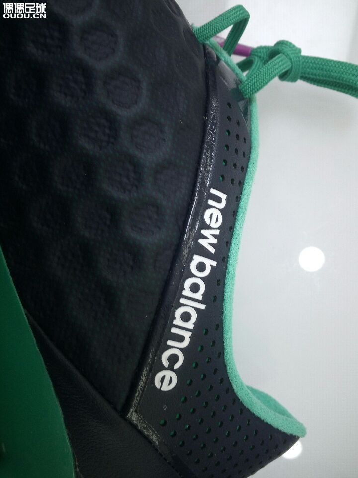 一直很喜欢NB的球鞋,最近在淘宝上看到一家名字叫暴风足球的。