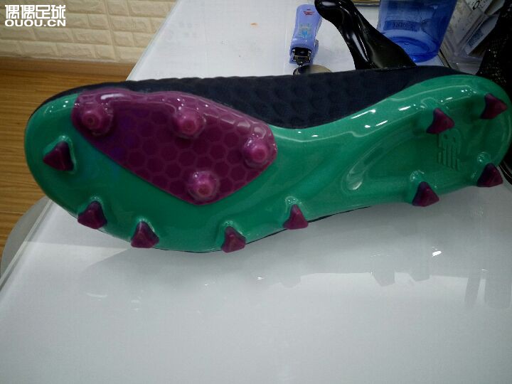 一直很喜欢NB的球鞋,最近在淘宝上看到一家名字叫暴风足球的。