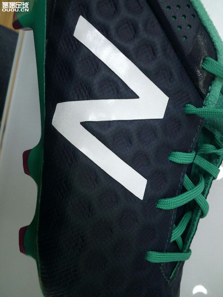 一直很喜欢NB的球鞋,最近在淘宝上看到一家名字叫暴风足球的。