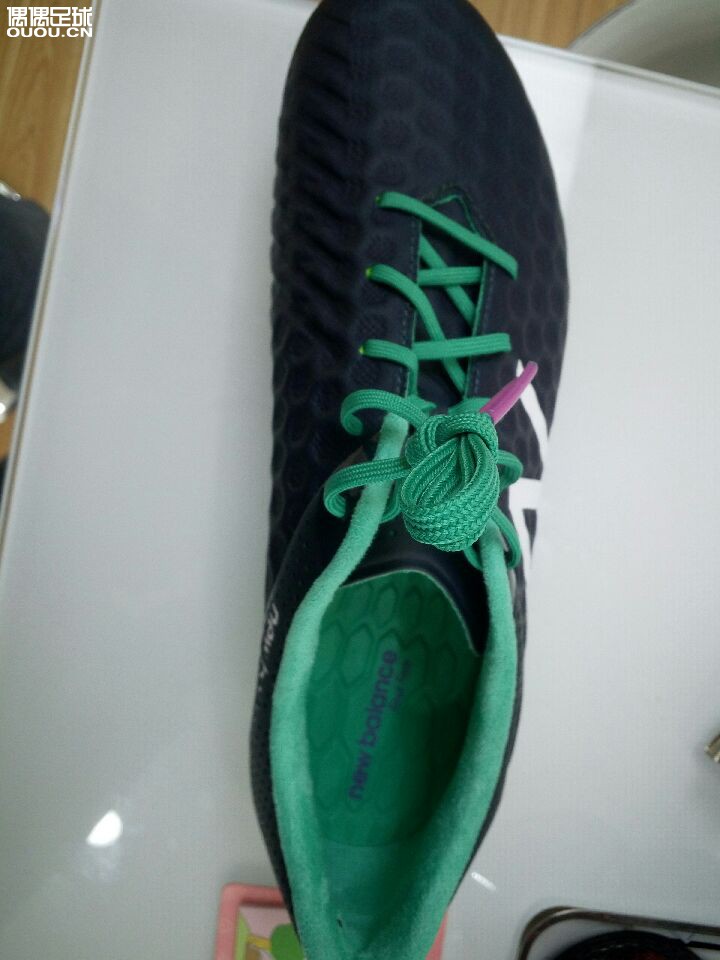一直很喜欢NB的球鞋,最近在淘宝上看到一家名字叫暴风足球的。