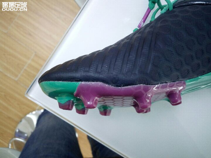 一直很喜欢NB的球鞋,最近在淘宝上看到一家名字叫暴风足球的。