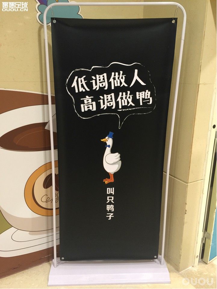 本人大脚趾有点上翘,但是脚宽90,穿刺客10次顶没有一点问题,不知道穿MV10或者MV11有没有压力?