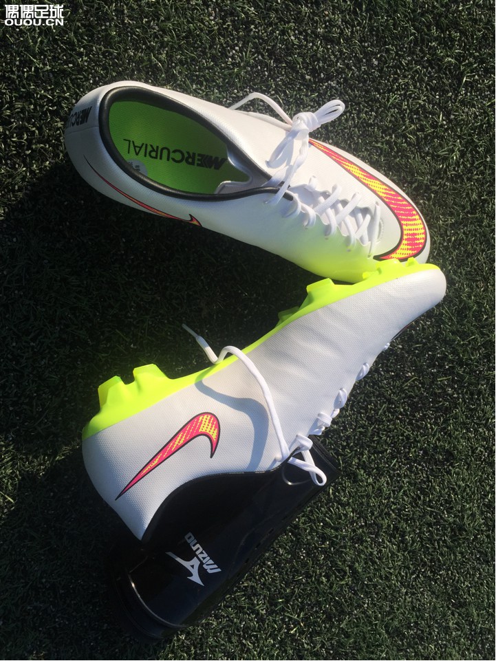 大学里是人工草,说质量好也不好差也不差,没有地毯草这么硬这么滑但是草也比较短,颗粒较多