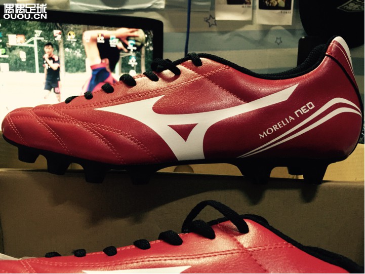 大学里是人工草,说质量好也不好差也不差,没有地毯草这么硬这么滑但是草也比较短,颗粒较多