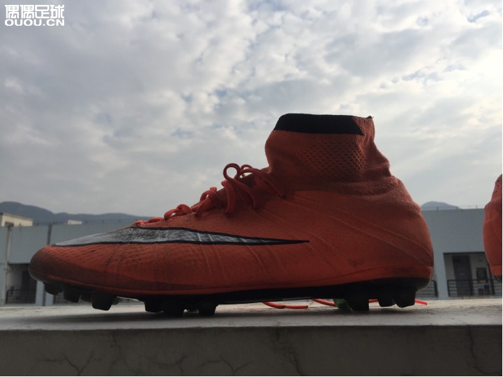 大学里是人工草,说质量好也不好差也不差,没有地毯草这么硬这么滑但是草也比较短,颗粒较多