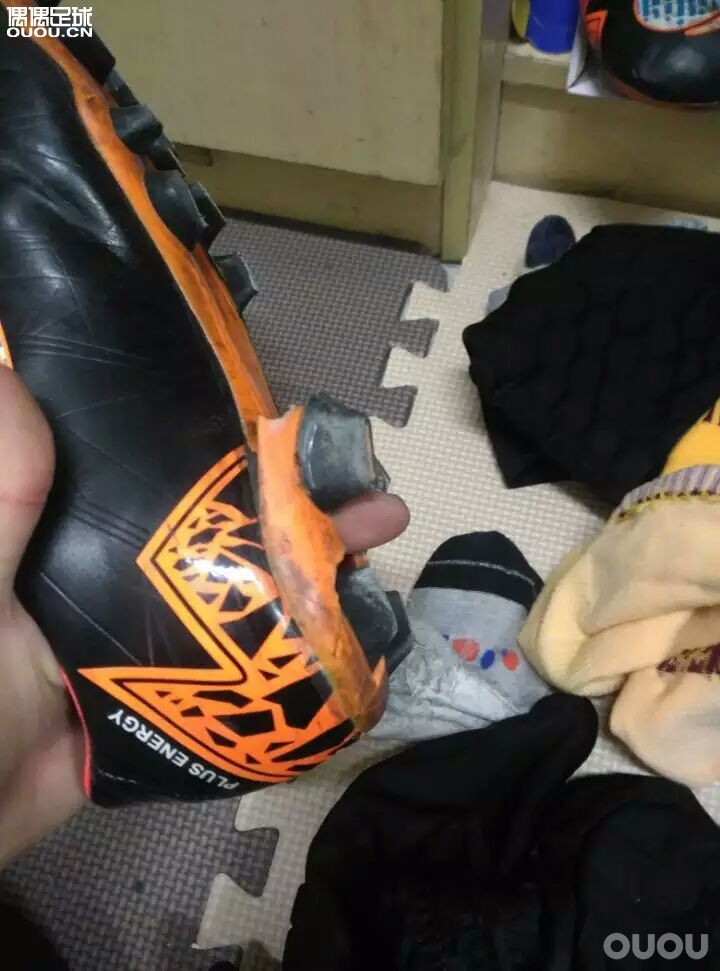 新买的毒锋二2,下地一场居然烂成这样子,我真是醉了。请大家帮我鉴定一下,我是不是买到PT货啦?