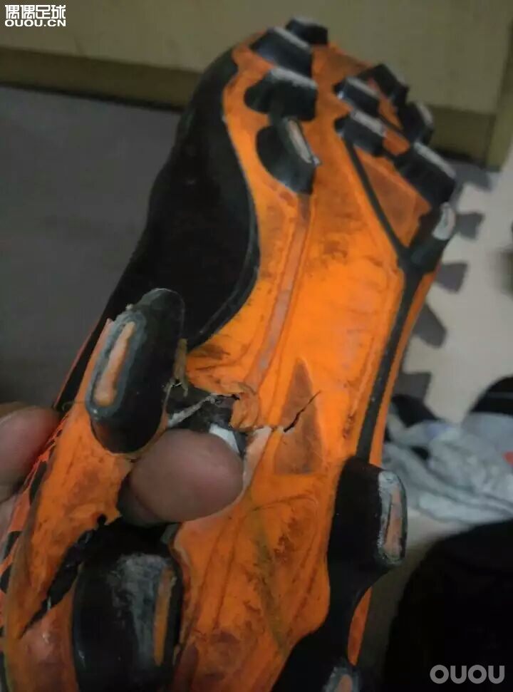 新买的毒锋二2,下地一场居然烂成这样子,我真是醉了。请大家帮我鉴定一下,我是不是买到PT货啦?