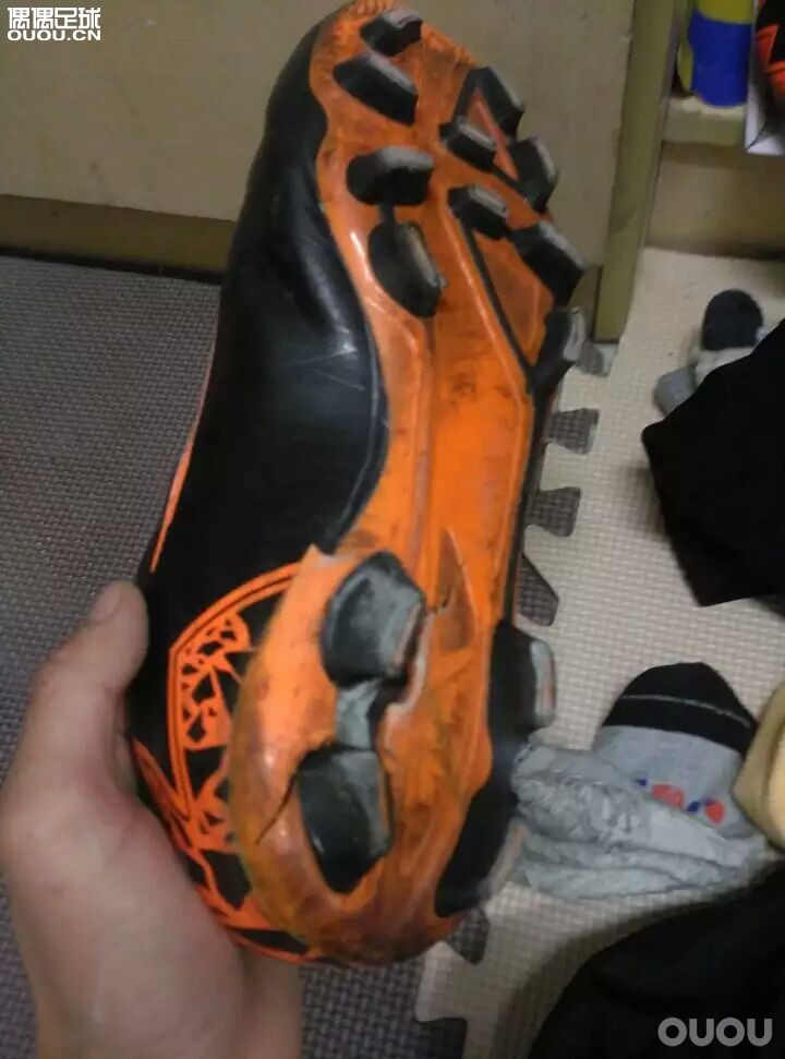 新买的毒锋二2,下地一场居然烂成这样子,我真是醉了。请大家帮我鉴定一下,我是不是买到PT货啦?