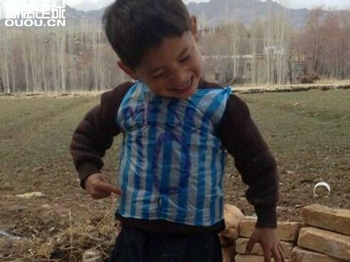 阿富汗的小盆友穿着塑料袋球衣都要踢球,我们有什么理由去懒惰呢?减肥坚持就是胜利!