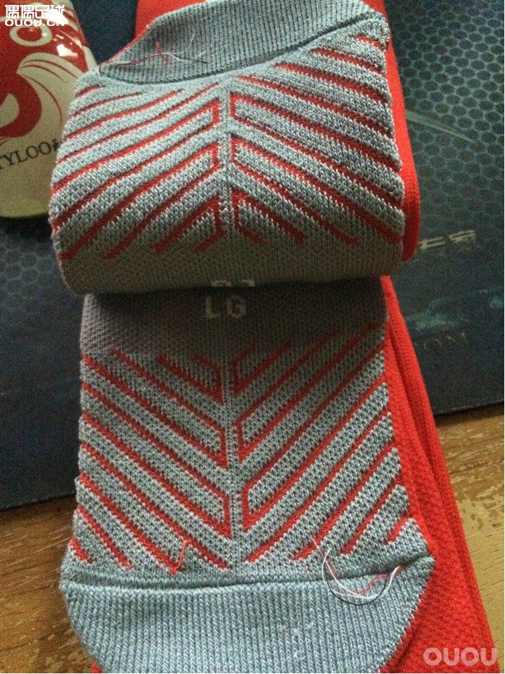 大神们来帮帮忙 不知道精英球袜有办法看真假不