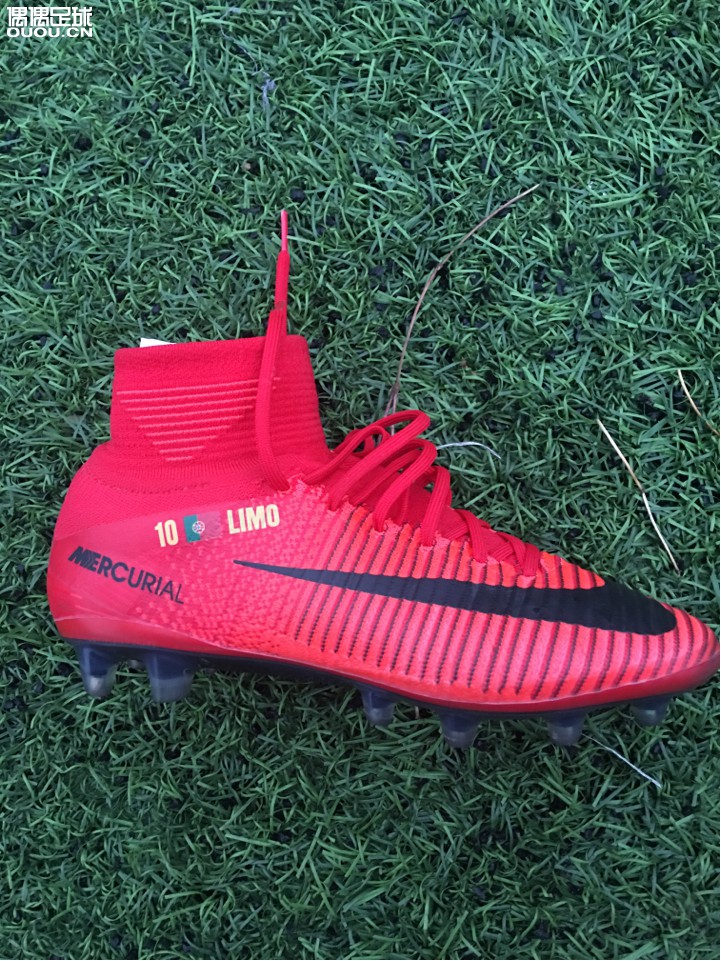 无足球不快乐,到重庆的第二天就来踢球,穿着我的小ID寻找快乐!