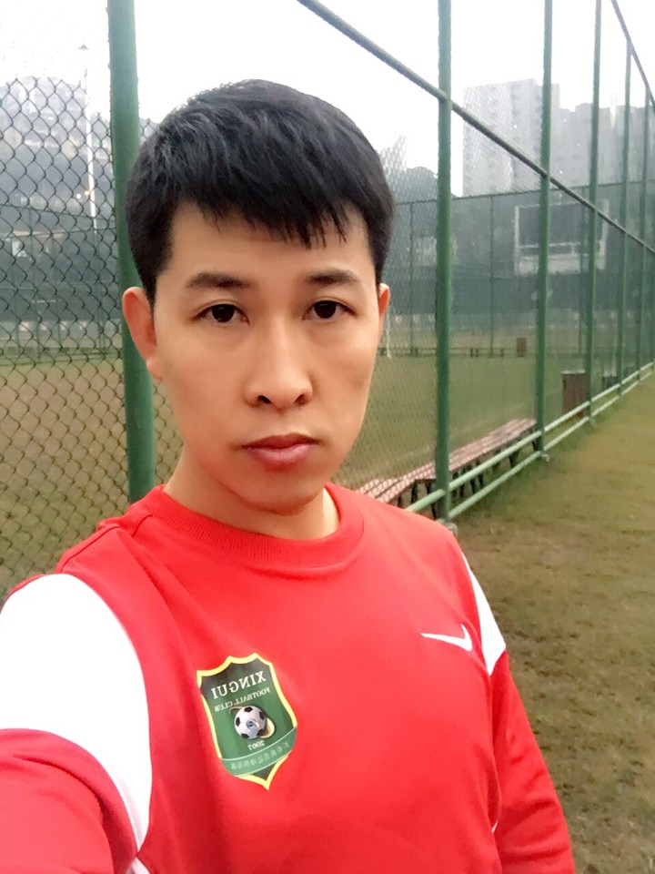 无足球不快乐,到重庆的第二天就来踢球,穿着我的小ID寻找快乐!