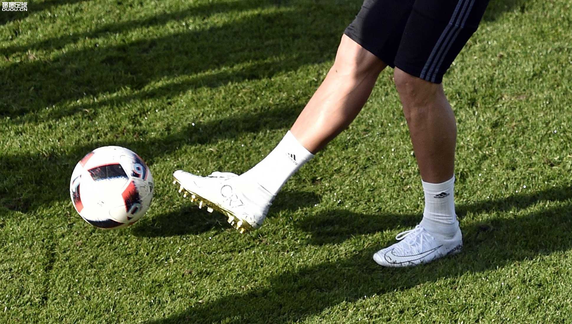 罗总裁在训练中穿上CR7金球战靴!