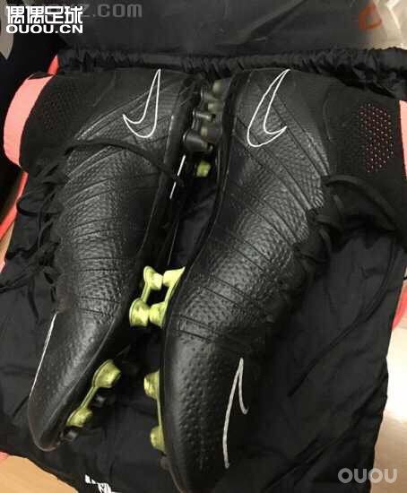 新年第一踢,晒晒鞋。有认识这个配色的sf4么?????