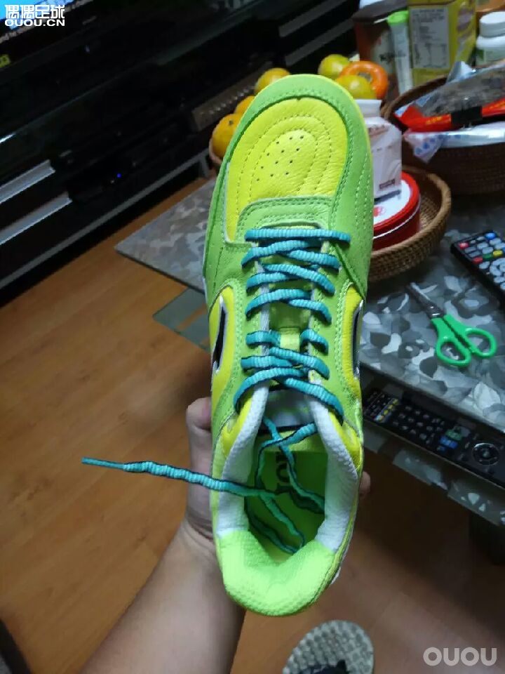 这是一双室内还是人艹的球鞋啊?在此谢过各位大神了!