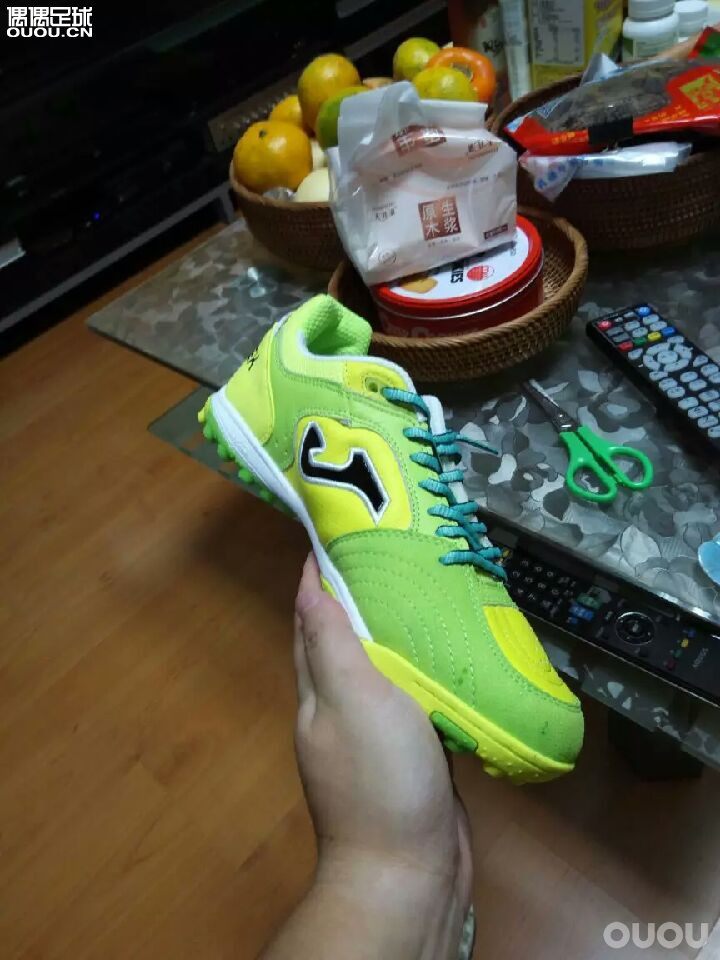 这是一双室内还是人艹的球鞋啊?在此谢过各位大神了!