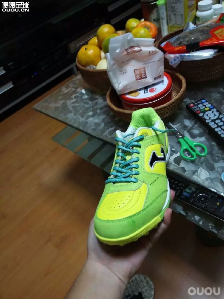 这是一双室内还是人艹的球鞋啊?在此谢过各位大神了!