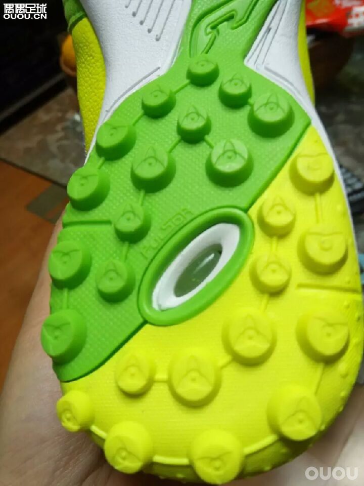 这是一双室内还是人艹的球鞋啊?在此谢过各位大神了!
