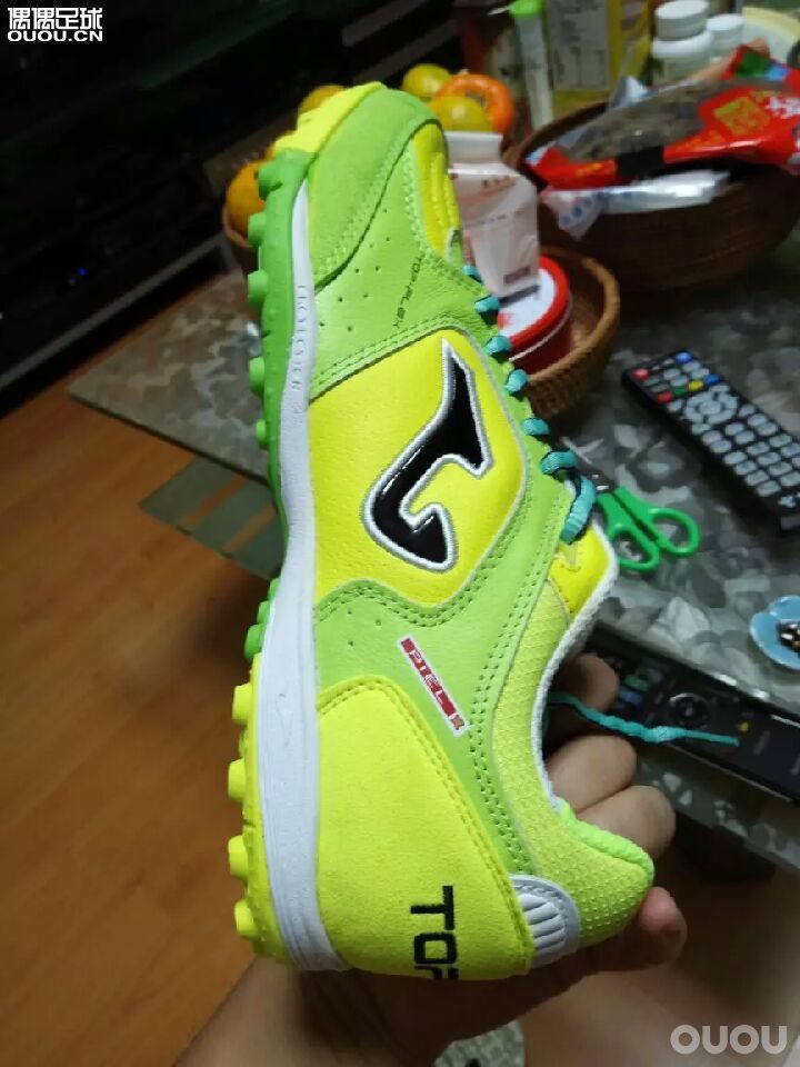 这是一双室内还是人艹的球鞋啊?在此谢过各位大神了!