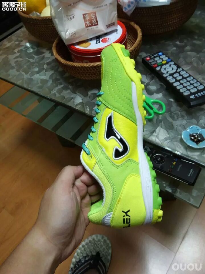 这是一双室内还是人艹的球鞋啊?在此谢过各位大神了!