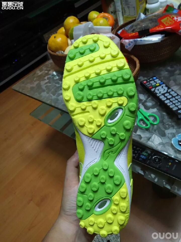 这是一双室内还是人艹的球鞋啊?在此谢过各位大神了!
