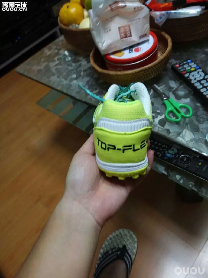 这是一双室内还是人艹的球鞋啊?在此谢过各位大神了!