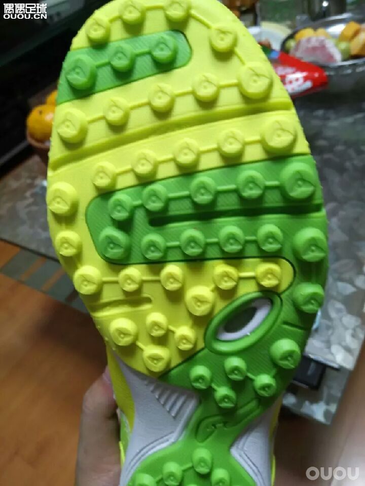 这是一双室内还是人艹的球鞋啊?在此谢过各位大神了!