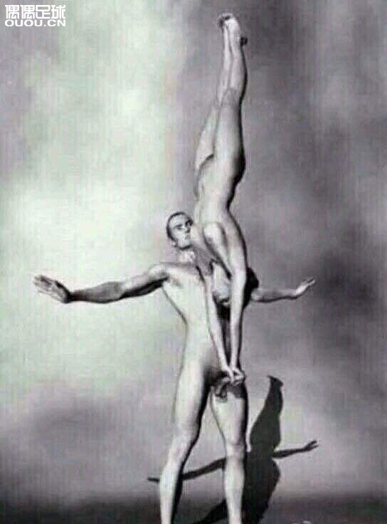 左脚比右脚略大 右脚换厚鞋垫 踢了一场 没有不良反应 长期这样对身体会不会不好。虽然只有几毫米。