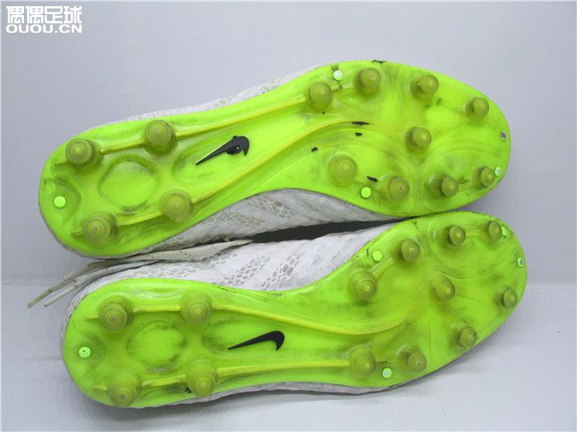 请高手帮忙鉴定一双顶级毒锋一代