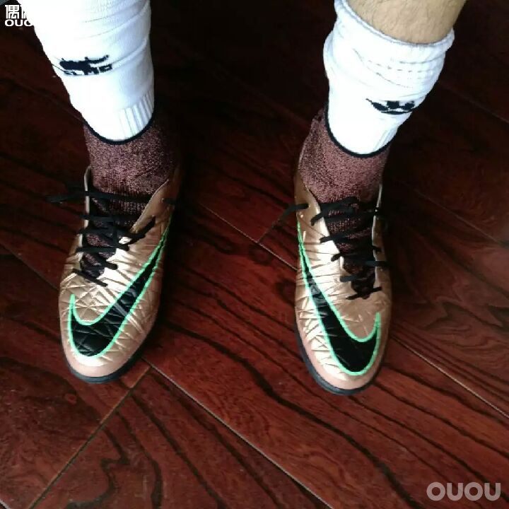 请教各位大神,本人屠龙脚NIKE HypervenomX TF毒锋2超顶碎钉足球鞋穿43码 JP275宽度合适