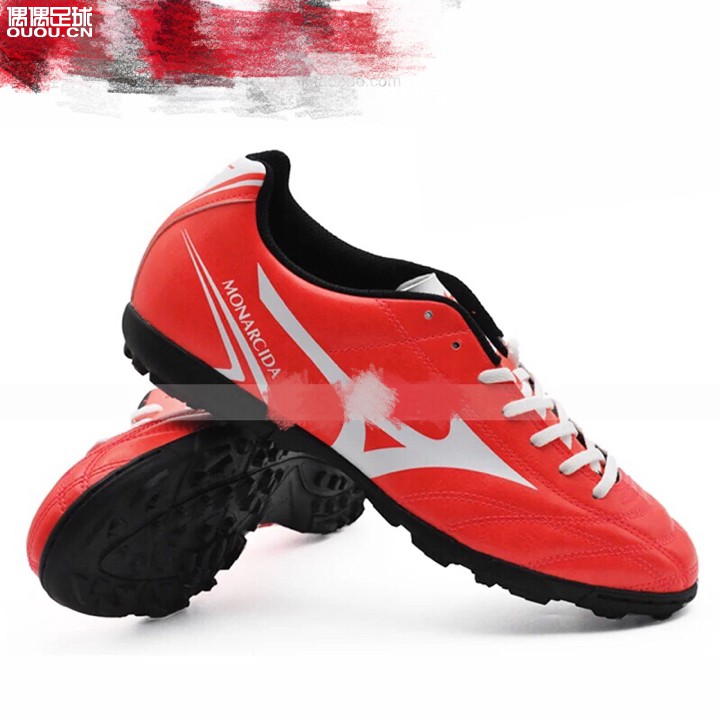 需要一双低端踢几场五人制,想请教大家毒蜂的低端tf在木板打不打滑