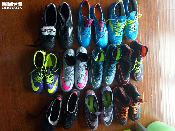 过完年马上四十岁了,来张全家福,争取再踢十年和儿子同场竞技。