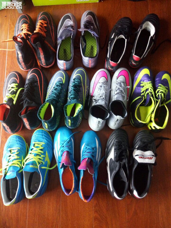 过完年马上四十岁了,来张全家福,争取再踢十年和儿子同场竞技。