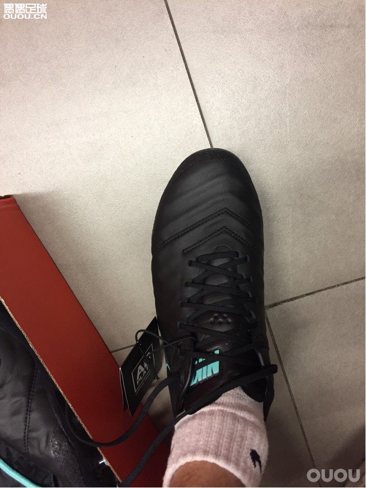 广州芳村耐克折扣店顶级传6ag599,詹姆斯战士10 799,两双都几乎码全