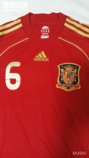 求鉴定西班牙2008主场球员版(刚才偶偶是不是崩了,论坛打不开啊