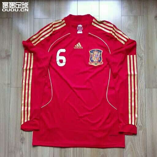 求鉴定西班牙2008主场球员版(刚才偶偶是不是崩了,论坛打不开啊