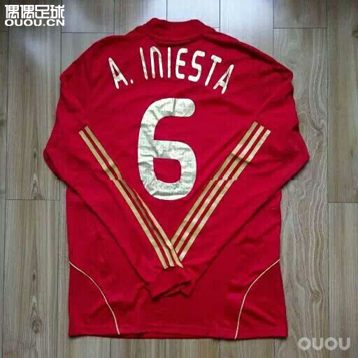 求鉴定西班牙2008主场球员版(刚才偶偶是不是崩了,论坛打不开啊