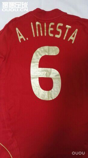 求鉴定西班牙2008主场球员版(刚才偶偶是不是崩了,论坛打不开啊