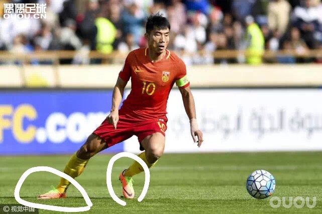 今天的郑队长咋没有穿安踏尼?