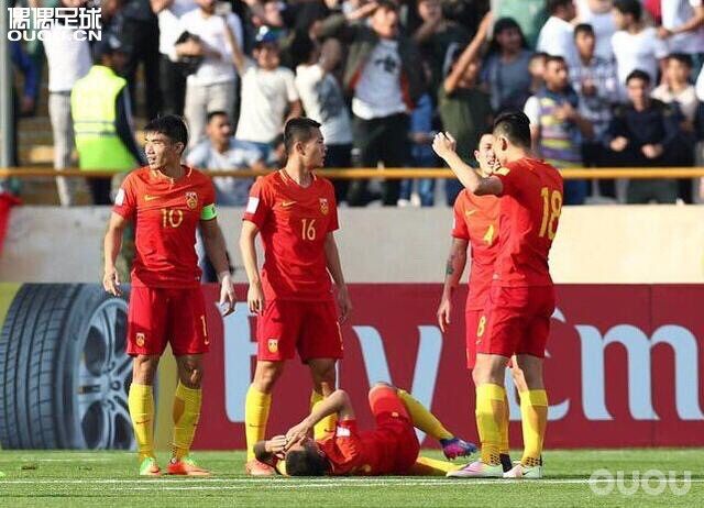 今天的郑队长咋没有穿安踏尼?