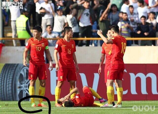 今天的郑队长咋没有穿安踏尼?