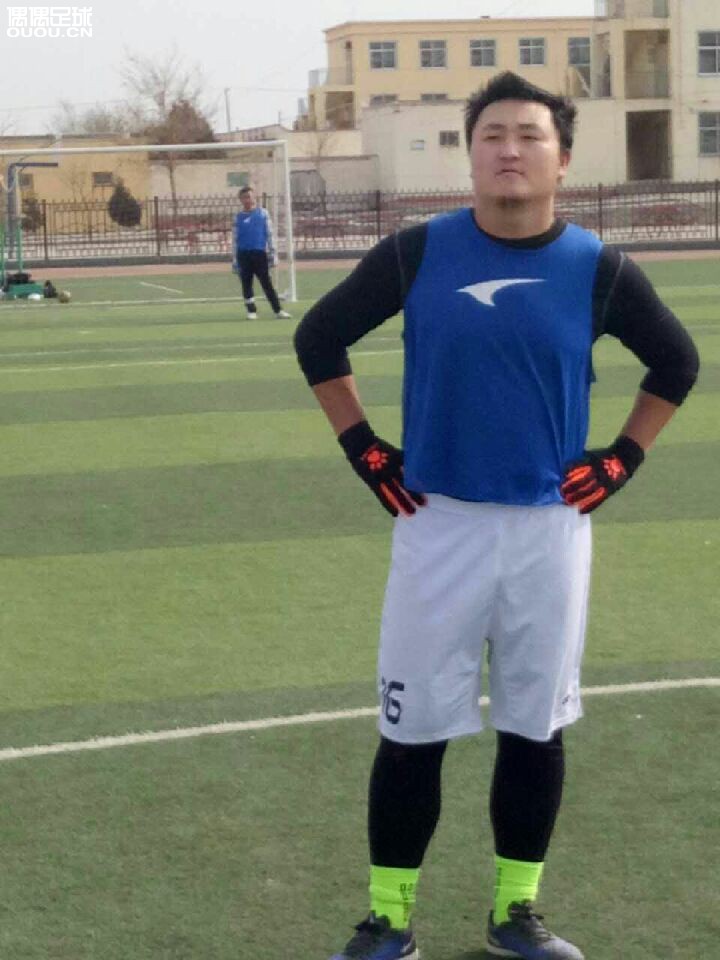 甘肃省白银市景泰县一群热爱足球的人!每周唯一的一块人工草皮上踢球!